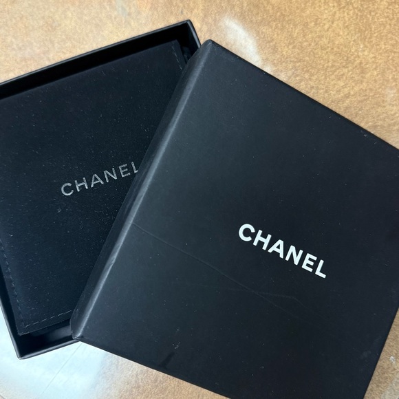 Authentic CHANEL Crystal Hair Clip Pearls Barrette Gold RUNWAY - Picture 7 of 7